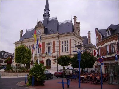 Ville de 12 000 habitants du département de l'Aisne, située sur les bords de l'Oise :