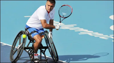 Qu'est-ce qui surprendrait le plus un joueur de tennis "debout" sur cette image de l'un des meilleurs joueurs du monde, le Français Stéphane Houdet ?