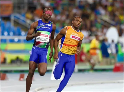 Le Namibien Ananias Shikongo, a terminé troisième du 400m T11 aux derniers Jeux de Rio en 50"63. Qu'y a-t-il d'étonnant, à première vue, sur cette photo prise durant cette course ?