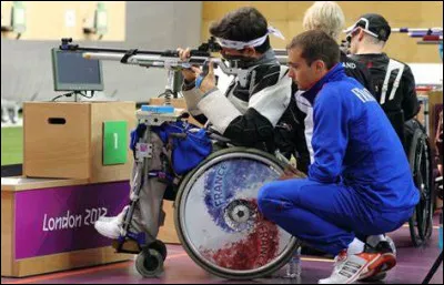 Qu'est-ce que Tanguy ne peut pas faire tout seul durant cette séquence de tir ?