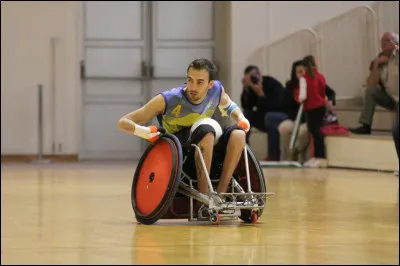 À quoi peut-on savoir que Adrien Chalmin est un défenseur en équipe de France de rugby-fauteuil ?