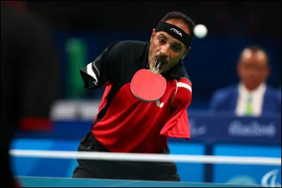 Comment ce joueur va-t-il lancer la balle au service ?