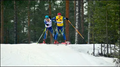 Cette skieuse déficiente visuelle tient le bâton de son guide. Est-ce autorisé ?