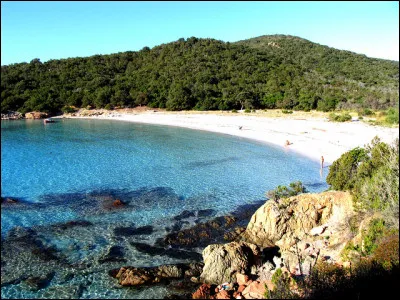 Quelle plage est aussi appelée Tahiti Beach ?