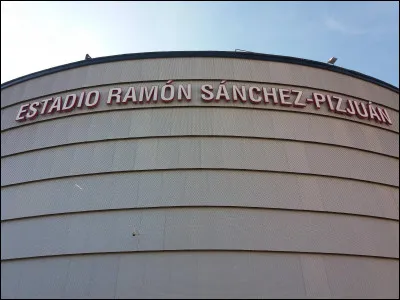 Dans quelle ville espagnole peut-on visiter le stade Sanchez-Pizjuan ?