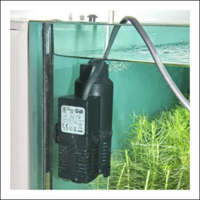 Pour un combattant, le débit de la pompe doit être :