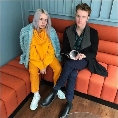 Qui a écrit les paroles et composé la musique de sa première chanson ?