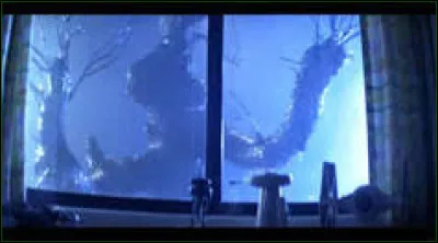 Dans quel film un arbre s'anime-t-il pour s'emparer d'un petit garçon en brisant la fenêtre de sa chambre ?