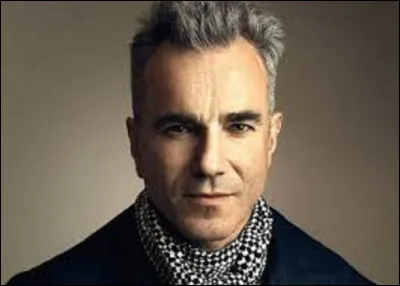 Qui est cet acteur qui tient le rôle principal dans le film ''L'Insoutenable Légèreté de l'être'', adaptation du roman éponyme de Milan Kundera ?