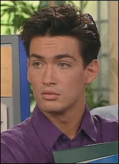 Qui habite avec les garçons après Étienne ?