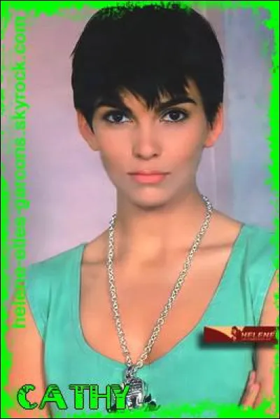 Qui habite avec les filles après Cathy ?