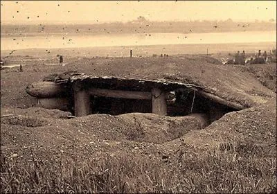 Comment appelle-t-on ce local, souvent partiellement enterr,  l'abri des tirs ennemis et qui est synonyme de 'blockhaus' ou 'bunker' ?