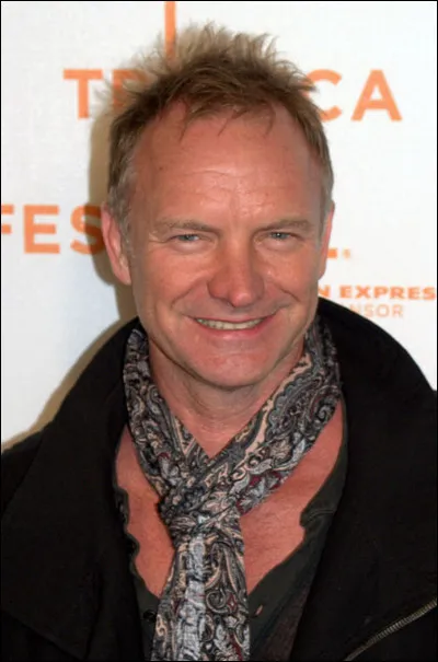 Qui est ce chanteur du groupe mythique The Police ?