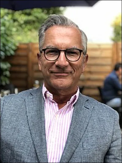 En 1986, cet homme fut engagé comme producteur responsable de la musique symphonique à la Radio Suisse romande avant de devenir directeur de France Musique en 1993. Puis, en 1999, il devint directeur général de l'Orchestre philharmonique royal de Liège. 
Comment se prénomme-t-il ?