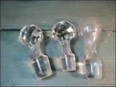 Qui a écrit "Le Bouchon de cristal" ?