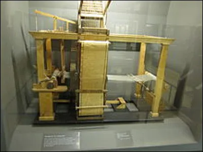 Comment s'appelle l'inventeur du métier à tisser semi-automatique ?