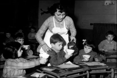 Qui instaura la distribution de lait dans les écoles pour enrayer la dénutrition chez les élèves en 1954 ?