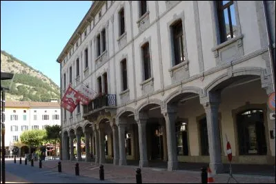 Après 2 ans de disparition, le décès est prononcé. Hélas, hantée par Paco, elle l'entrevoit, où ?
(Plusieurs réponses possibles)