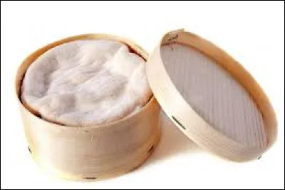 Un fromage vous est proposé, dans sa boîte en bois !