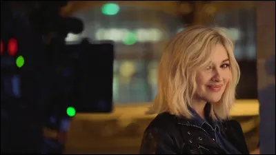 Comment prétend se prénommer Monica Bellucci lors d'une soirée où elle se rend avec Gabriel en mode incognito ?