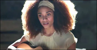 Dans le film de quel chanteur tourne Sophia au grand désarroi de Gabriel ?