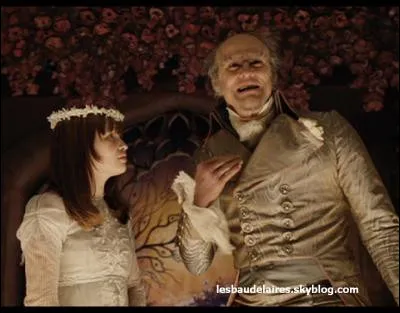 Après avoir récupéré les Baudelaire, pourquoi le comte veut-il se marier avec la grande sur Baudelaire ?