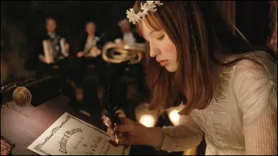 Pour que ce soit un vrai mariage, il demande à la sur de signer un papier dans la pièce. Si elle ne le fait pas, qu'est-ce qu'il se passera ?