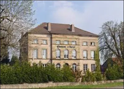 Nous sommes à présent en Moselle devant le château de Barst. Nous sommes dans l'ex région ...