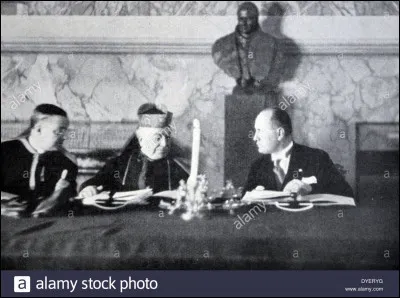 Les accord du Latran créant l'État de la Cité du Vatican sont signés sous le pontificat de :