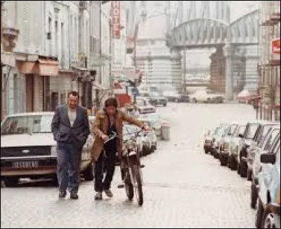 Qui disait "Moi je suis con, mais putain j'aime ça !" ?