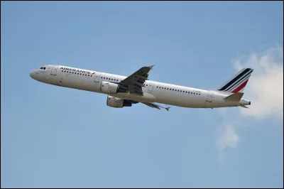 Je suis un appareil qui se d&eacute;place dans l'air. J'ai deux ailes. Que suis-je ?