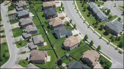 Comment s'appelle le type de quartier représenté sur la photo ?