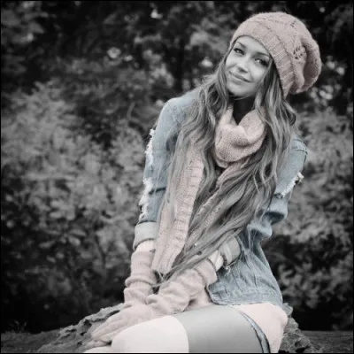 De quelle couleur était le pull dans la chanson d'Isabelle Adjani ?