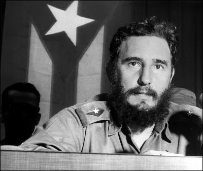 Ce révolutionnaire est arrivé au pouvoir en 1959 à Cuba et y a installé un régime communiste : il se prénomme ...