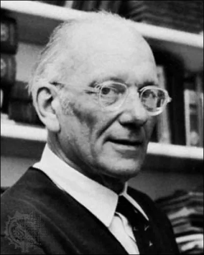 Ce navigateur britannique, vainqueur en 1960 de la première transat anglaise, a réalisé en 1966 un des premiers tours du monde en solitaire d'ouest en est, c'est ... Chichester.
