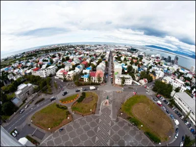 En combien de quartiers Reykjavik est-elle divisée ?