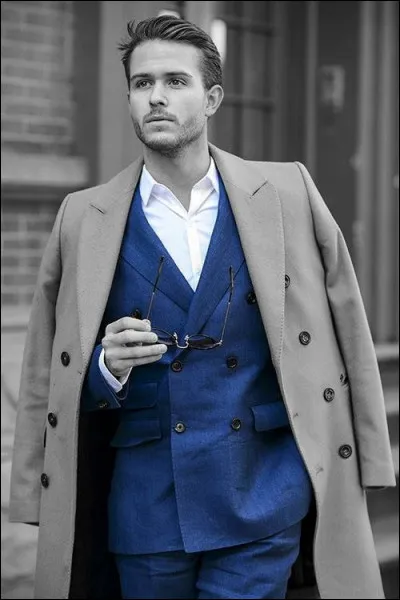 Comment était le vieux pardessus dans une chanson de Daniel Guichard ?