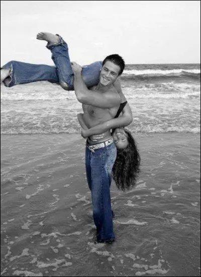 De quoi étaient vêtus les parents pour danser sur Luis Mariano, dans la chanson "Rockcollection" de Laurent Voulzy ?