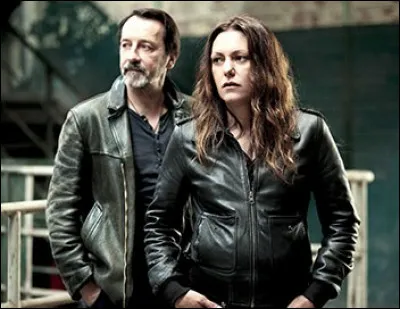 Indice : Le commandant de quatre policiers se suicide après avoir été accusé de violence sur un suspect, les policiers vont vouloir laver son honneur, et à partir de là, ils vont déraper !