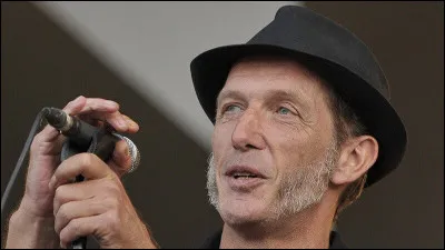 Qui est ce chanteur dont l'un des albums s'intitule ''Boire'' ?