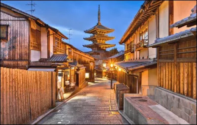 Combien de temples, au total, la ville de Kyoto compte-elle ?