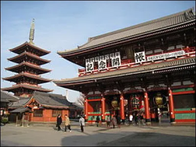 Dans quelle ville du Japon se trouve le complexe des temples d'Asakusa ?