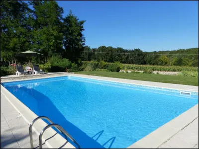 Près de la maison, ce bassin est utilisé comme réserve d'eau quand il y a pas de rivière à proximité d'un sinistre. Occasionnellement, les membres peuvent se rafraîchir. C'est un(e)...