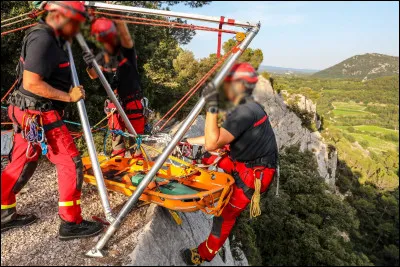 Cette équipe intervient lors de sauvetages de personnes en milieux difficiles d'accès. 
Comment s'appelle cette unité ?