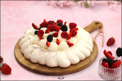 Comment se nomme ce dessert traditionnel à base de meringue, de crème fouettée, de fruits ?