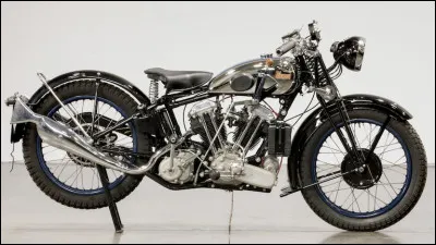 De quelle marque est cette moto de 1932 ?