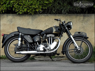 Quelle est cette moto de 1953 ?