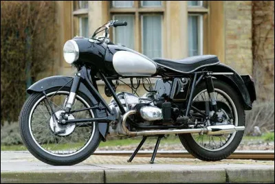 Quelle est cette moto de 1955 ?