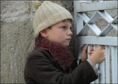 Au début de l'histoire, le nouveau pion, arrive au pensionnat pour son premier jour et voit un pensionnaire attendre au portail. Qu'est-ce que ce pensionnaire attend ?