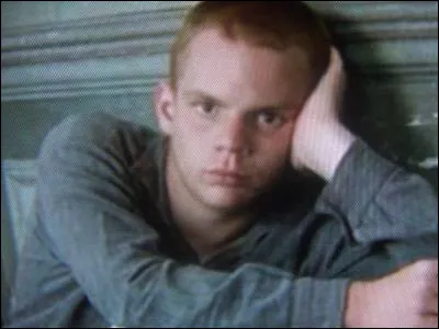 À un moment du film, Mondain est accusé de quoi ?